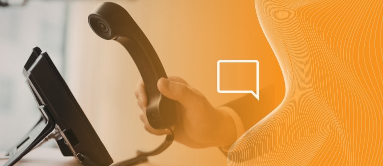 Pessoa desligando uma telefone fixo, demonstrando transformação