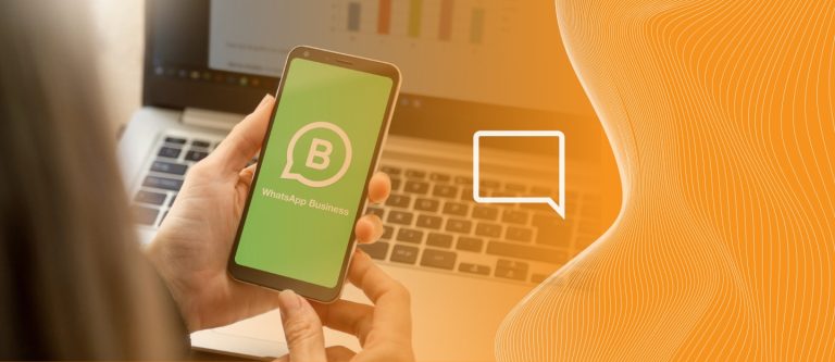Pessoa usando seu número VoIP no WhatsApp Business pelo celular e computador