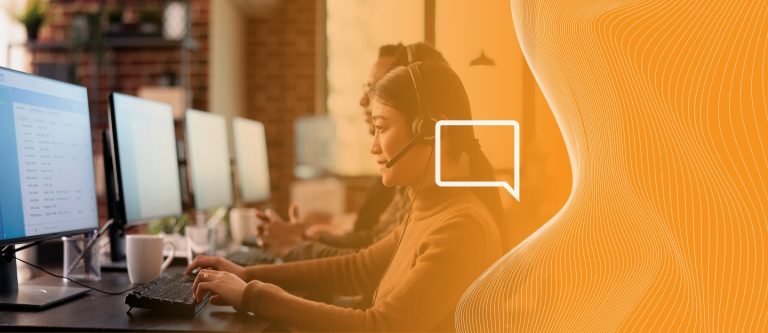 Mulher do comercial mexendo no computador fazendo a gestão de leads da sua empresa