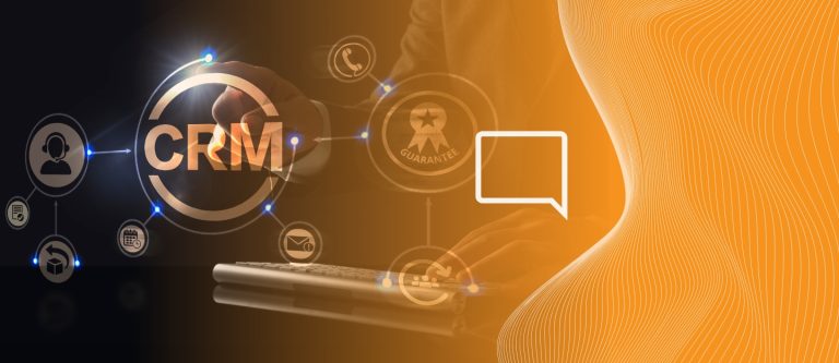 Pessoa promovendo a integração CRM com demais sistemas de sua operação