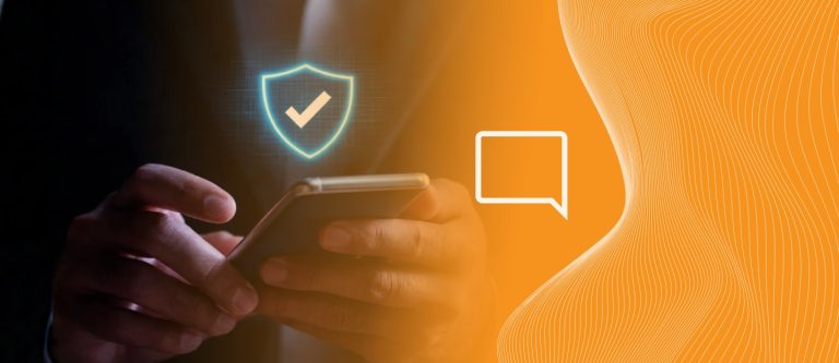 Pessoa recebendo ligação e tendo essa protegida pelo protocolo anti-spam