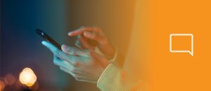 Pessoa atendendo o telefone que está integrado com o ramal de PABX virtual da sua empresa