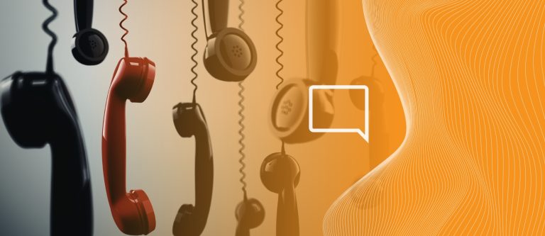 Vários telefones pendurados e apenas um deles na cor vermelha, representando a migração da telefonia fixa tradicional para a em nuvem (VoIP)