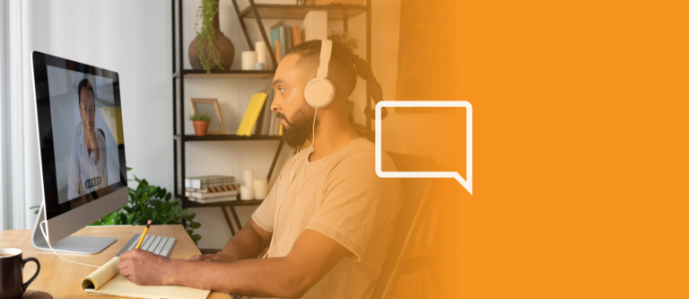 Pessoa em uma reunião corporativa em um trabalho híbrido no meio da sua sala