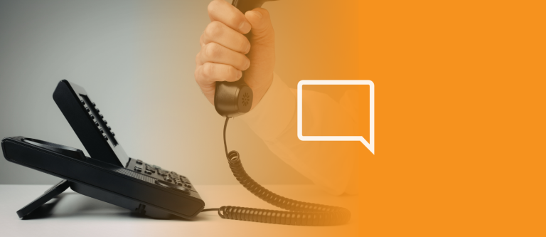 Trabalhador atendendo telefone fixo virtual.