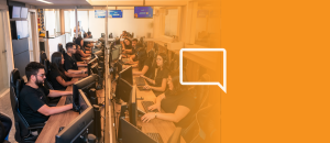 Pessoas trabalhando com VoIP empresarial