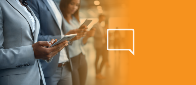 Pessoas usando celular empresarial e outros usando BYOD