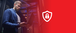 Pessoa acompanhando a central de monitoramento terceirizado