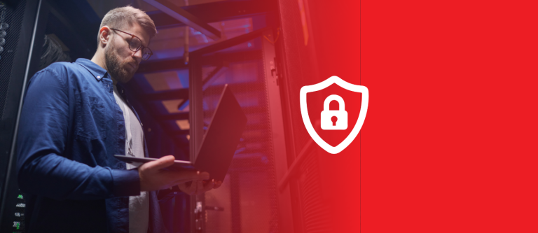 Pessoa acompanhando a central de monitoramento terceirizado