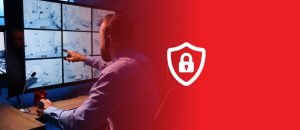 Profissional do monitoramento terceirizado trabalhando junto da tecnologia M2M