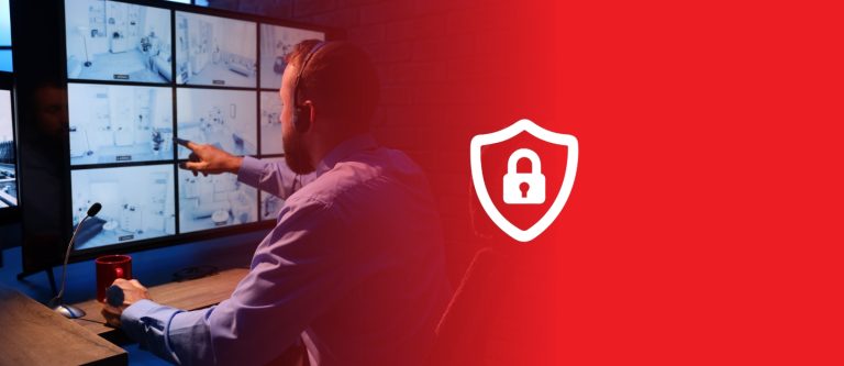 Profissional do monitoramento terceirizado trabalhando junto da tecnologia M2M