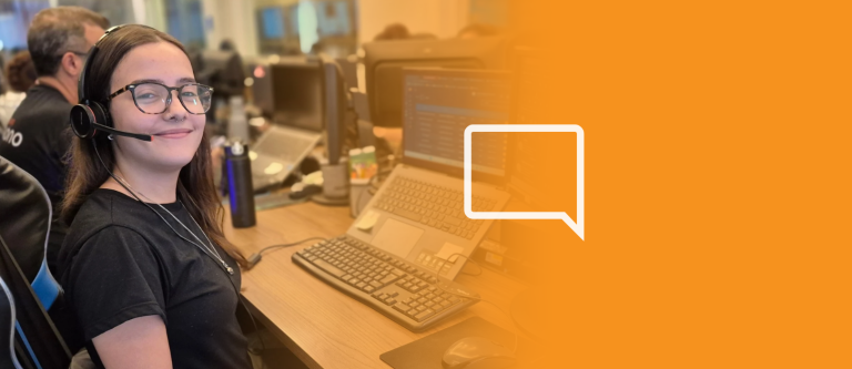 Pessoa corporativa usando softphones para fazer ligações para o cliente