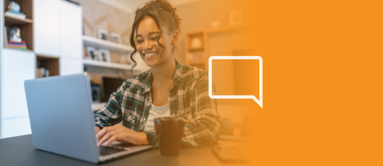 Mulher mãe empreendedora trabalhando com PABX virtual em seu home office