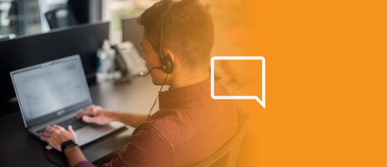 Pessoa atendendo o telefone em nuvem com ferramenta PABX virtual empresarial